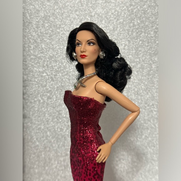 💎 BARBIE MARIA FELIX DOLL SIGNATURE, RED DRESS WITH SNAKE JEWELRY. - Picture 4 of 10